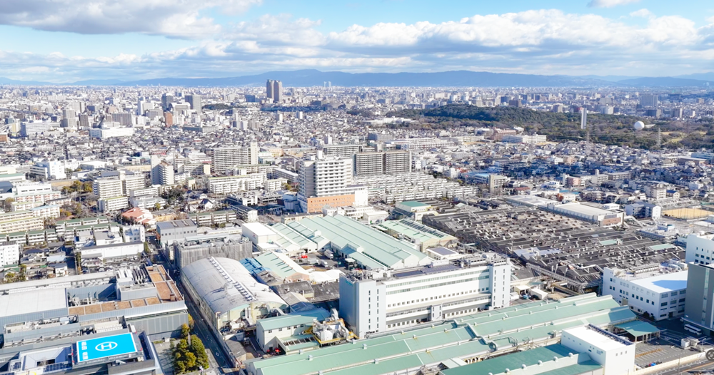 パンダのキャラクターが運ぶ、脱炭素の未来。サカイ引越センターが屋根の上から届ける『地域のインフラ』という社会貢献 【インタビュー】