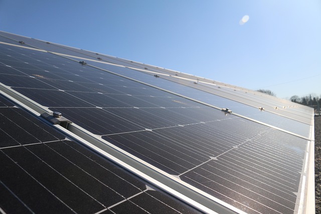 太陽光パネルはリサイクルできる？2030年大量廃棄問題・リサイクル方法・費用・サーキュラーエコノミー戦略を解説